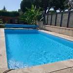 Cosy Avec Salle De Bain Privee Et Piscine Au Calme 홈스테이